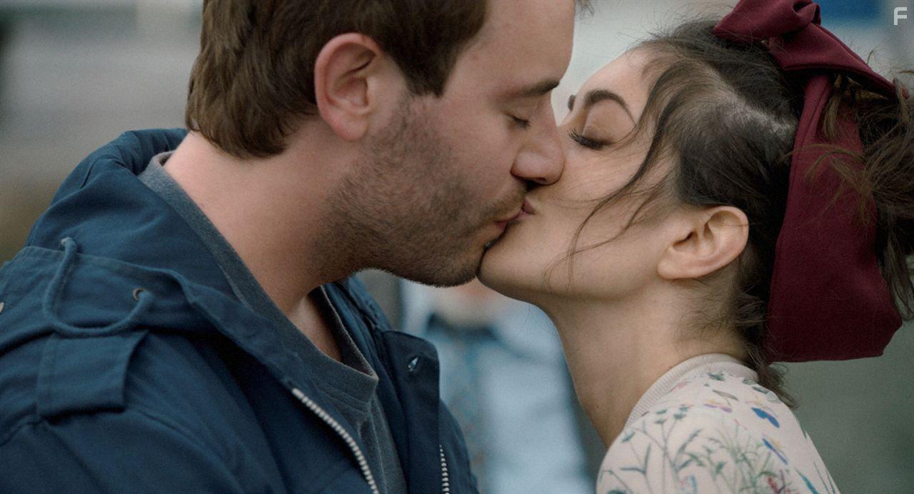 Fanny Valette and Yaniss Lespert in Un profil pour deux (2017)