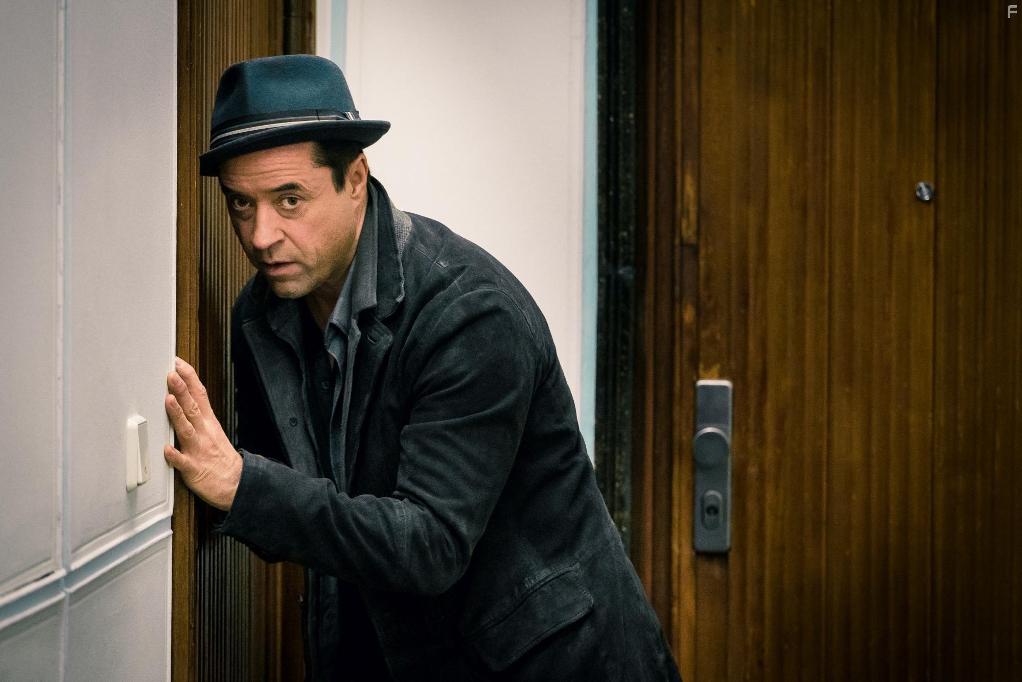 Jan Josef Liefers in Vier gegen die Bank (2016)