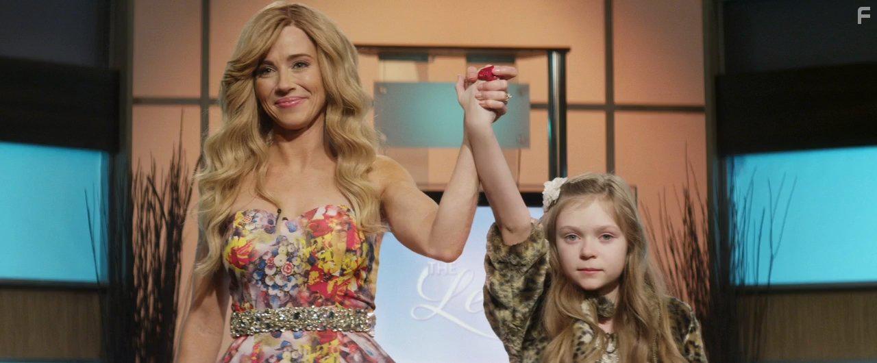 Linda Cardellini and Ursula Parker in Austin Found (2017)