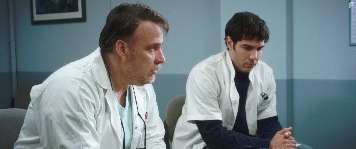 Bouli Lanners and Tahar Rahim in Rparer les vivants (2016)