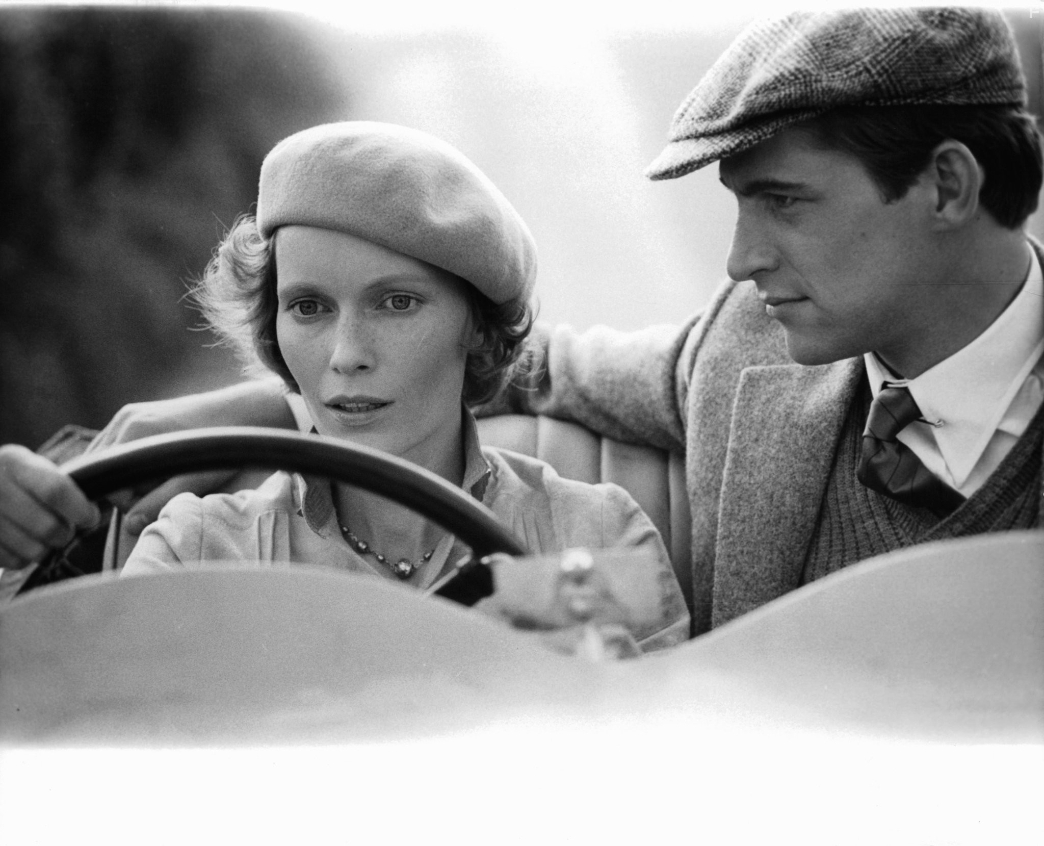 Mia Farrow and Simon MacCorkindale in Смерть на Ниле (1978)