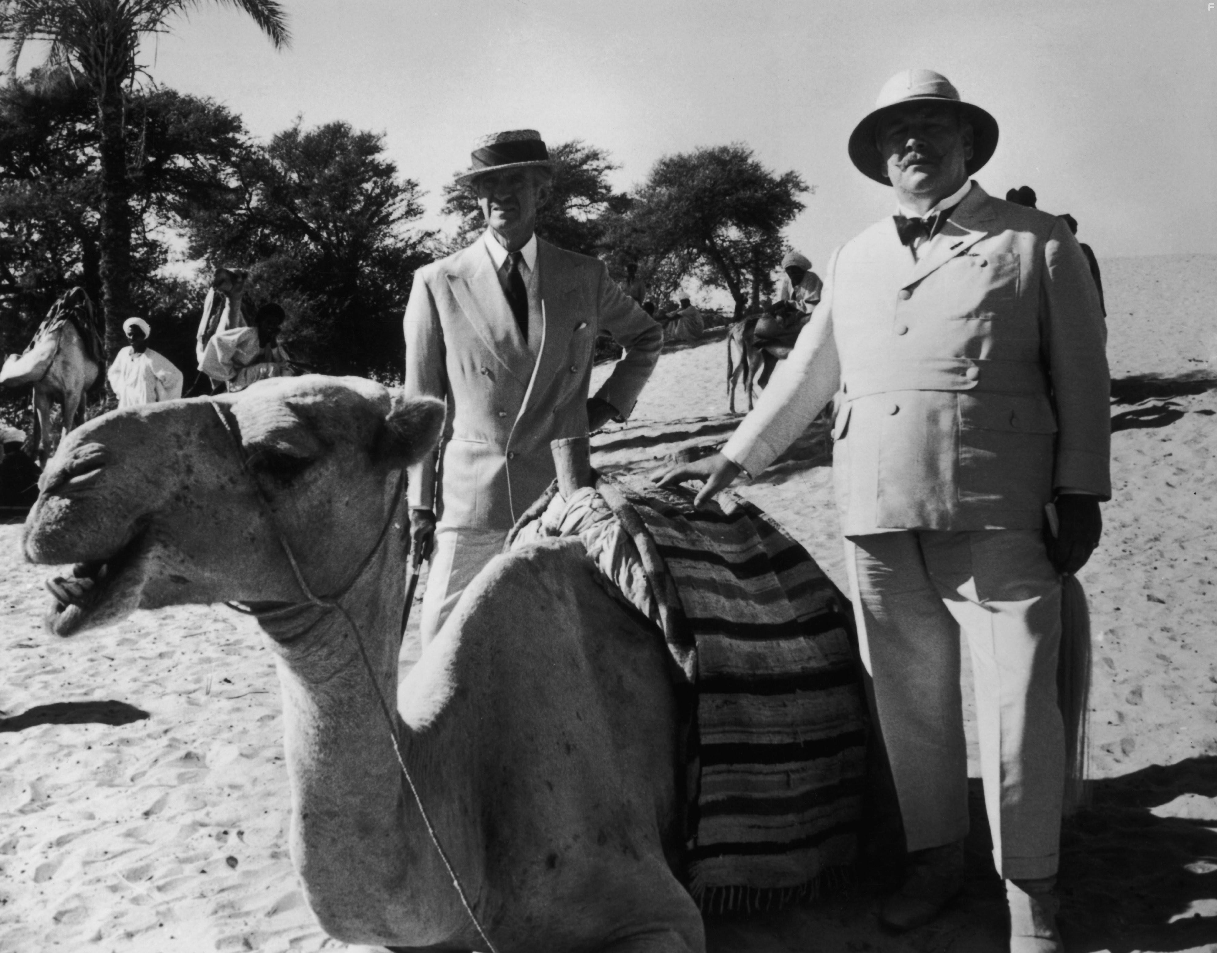 David Niven and Peter Ustinov in Смерть на Ниле (1978)