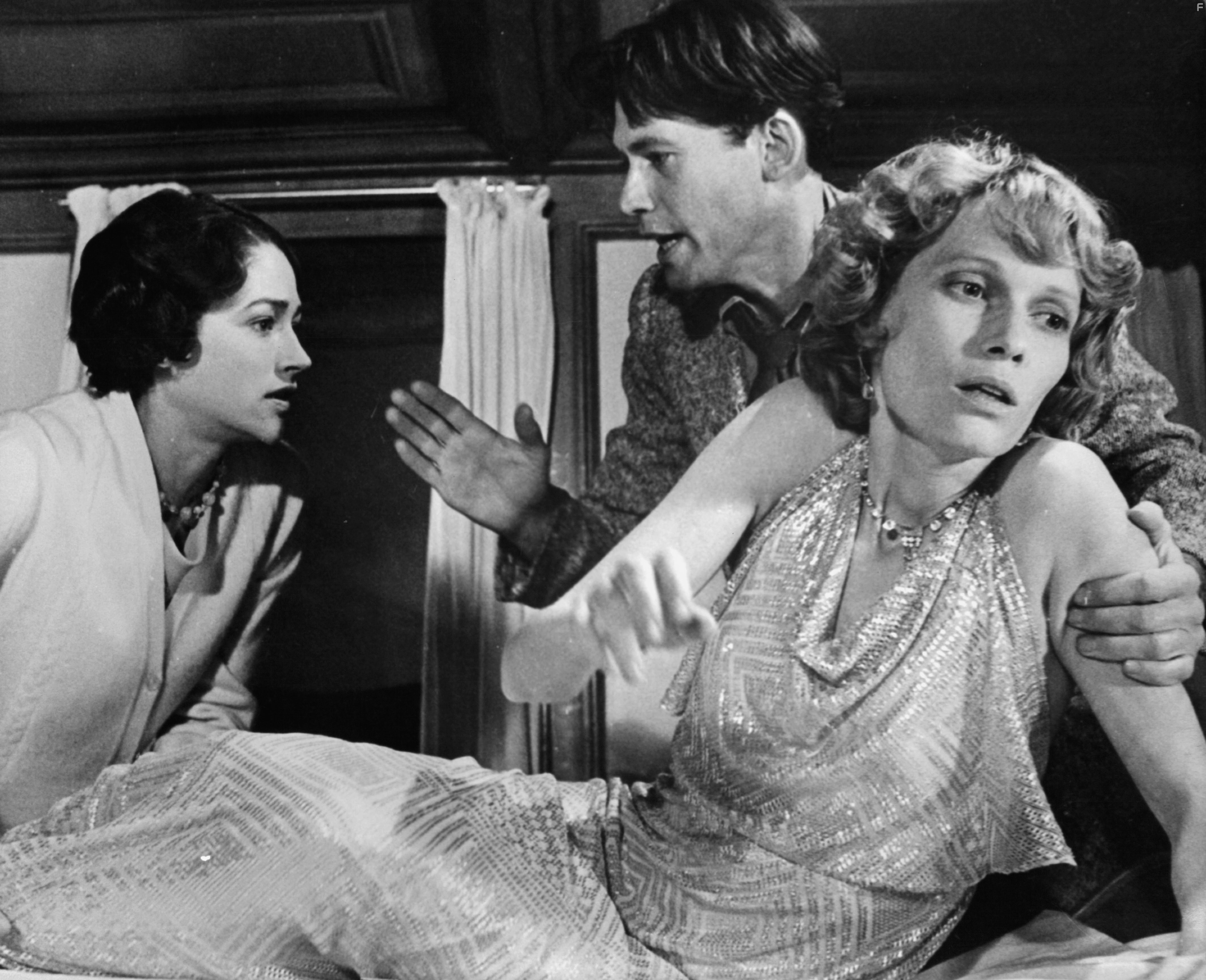 Mia Farrow, Olivia Hussey, and Jon Finch in Смерть на Ниле (1978)