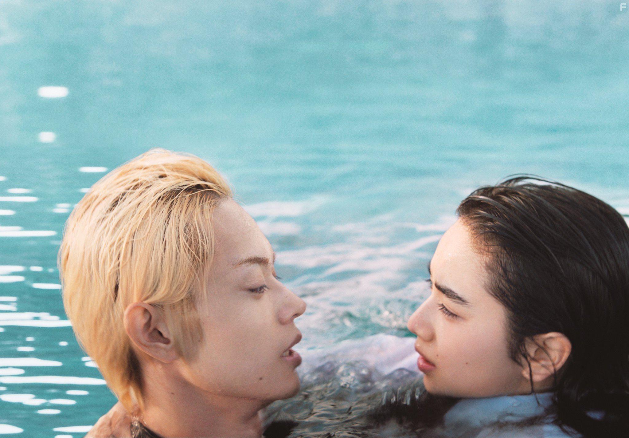 Masaki Suda and Nana Komatsu in Oboreru naifu (2016)