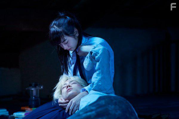 Masaki Suda and Nana Komatsu in Oboreru naifu (2016)