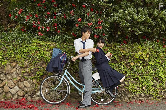 Daiki Shigeoka and Nana Komatsu in Oboreru naifu (2016)