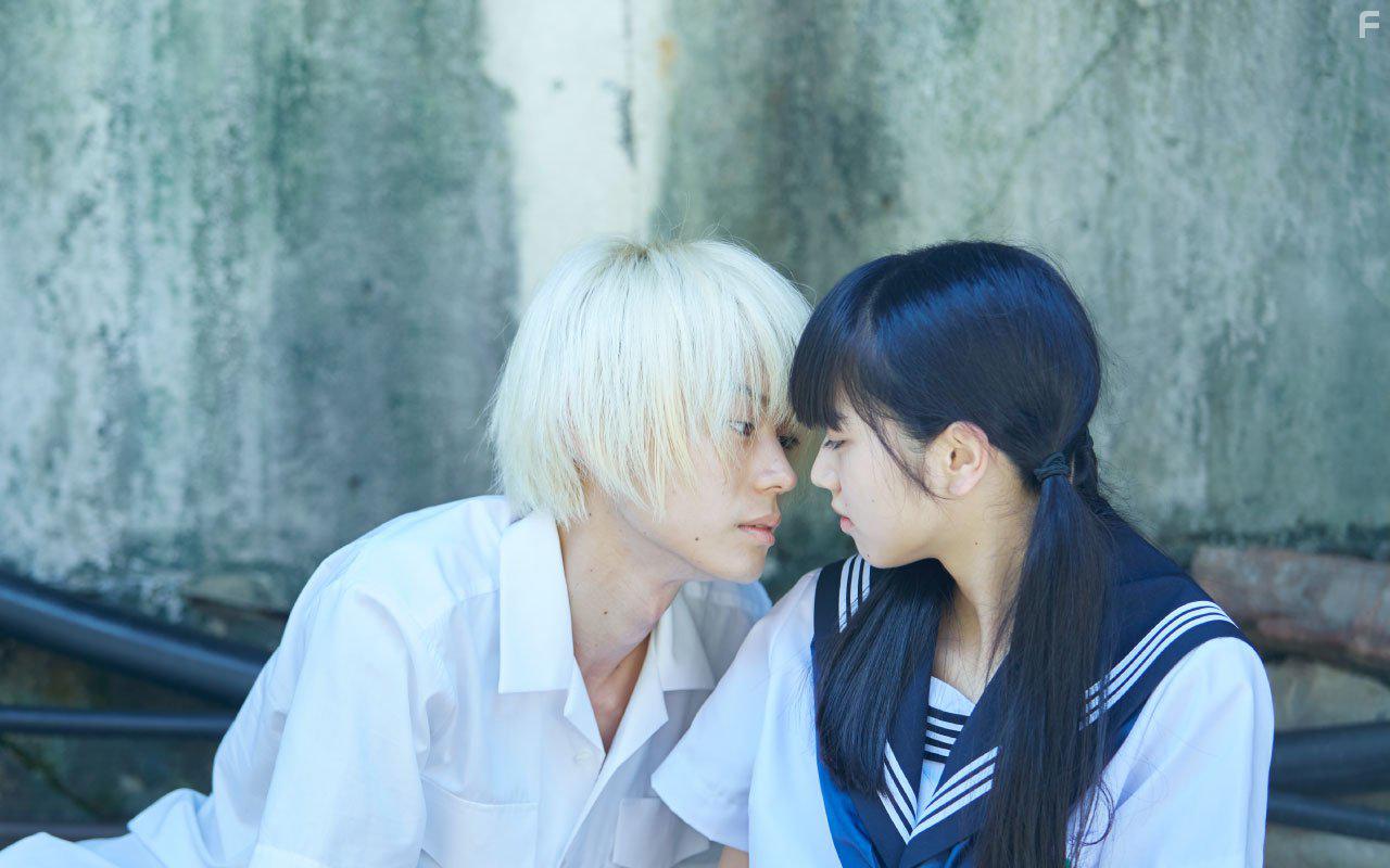 Masaki Suda and Nana Komatsu in Oboreru naifu (2016)