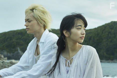 Masaki Suda and Nana Komatsu in Oboreru naifu (2016)