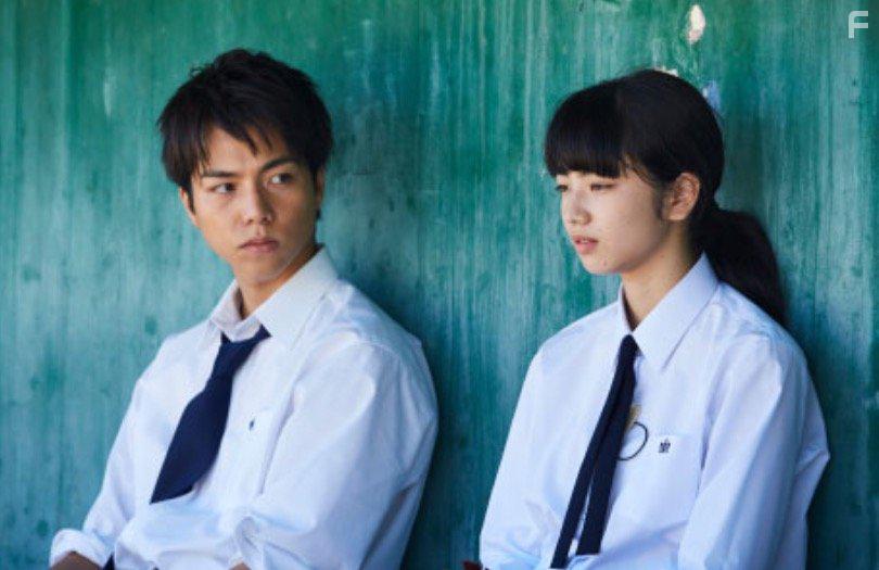 Daiki Shigeoka and Nana Komatsu in Oboreru naifu (2016)