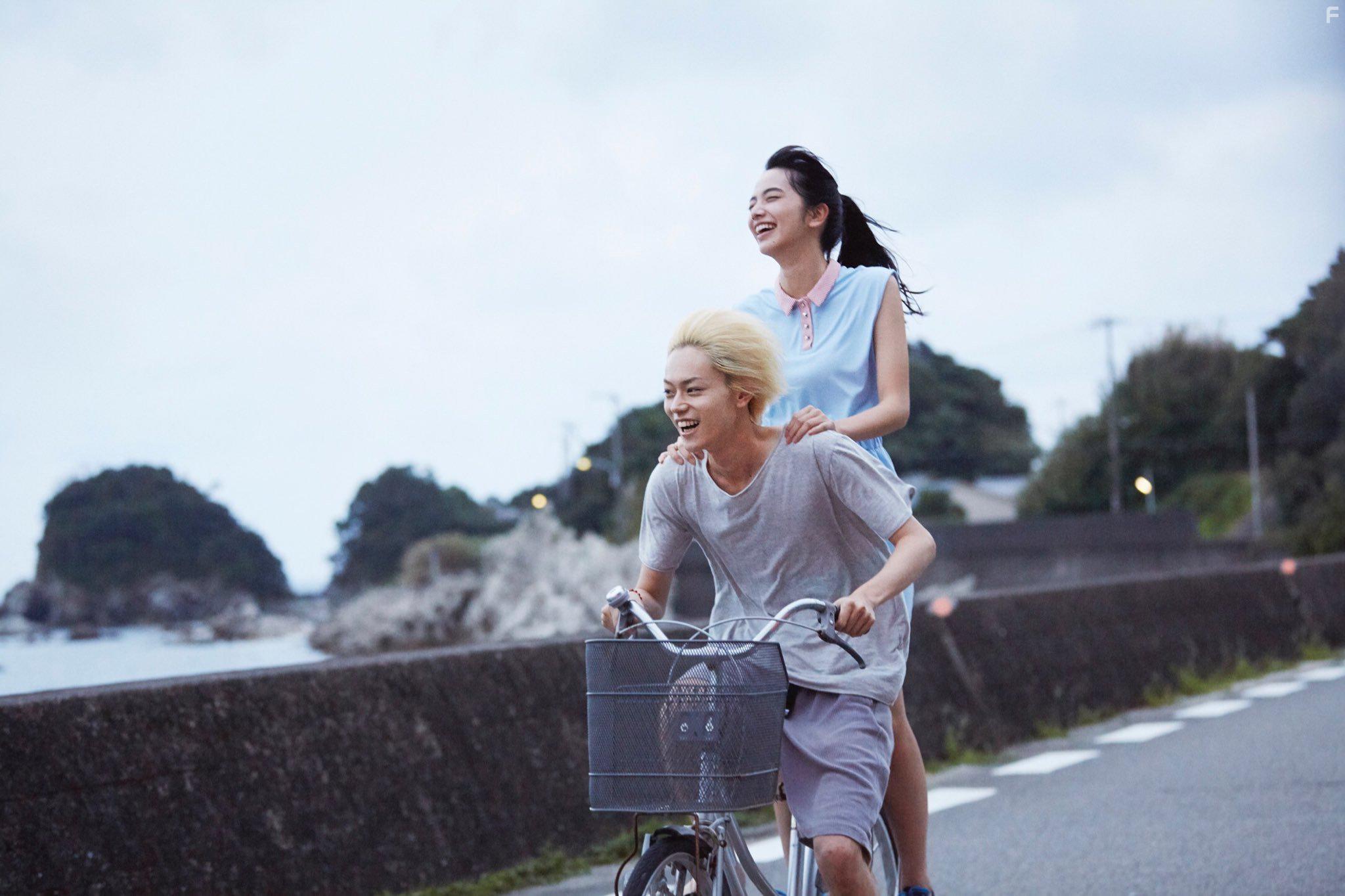 Masaki Suda and Nana Komatsu in Oboreru naifu (2016)
