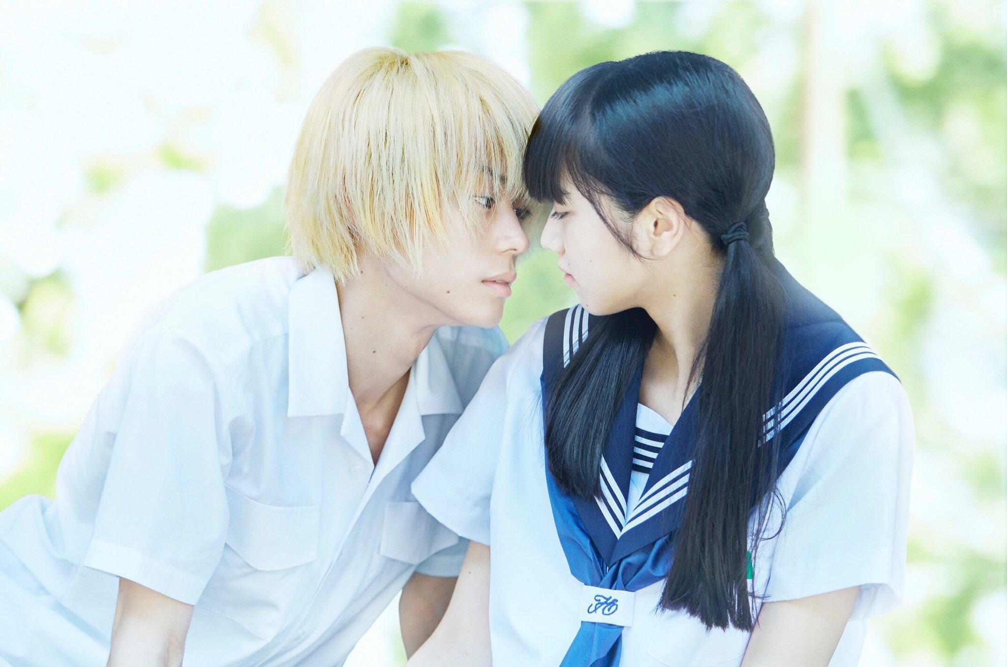 Masaki Suda and Nana Komatsu in Oboreru naifu (2016)