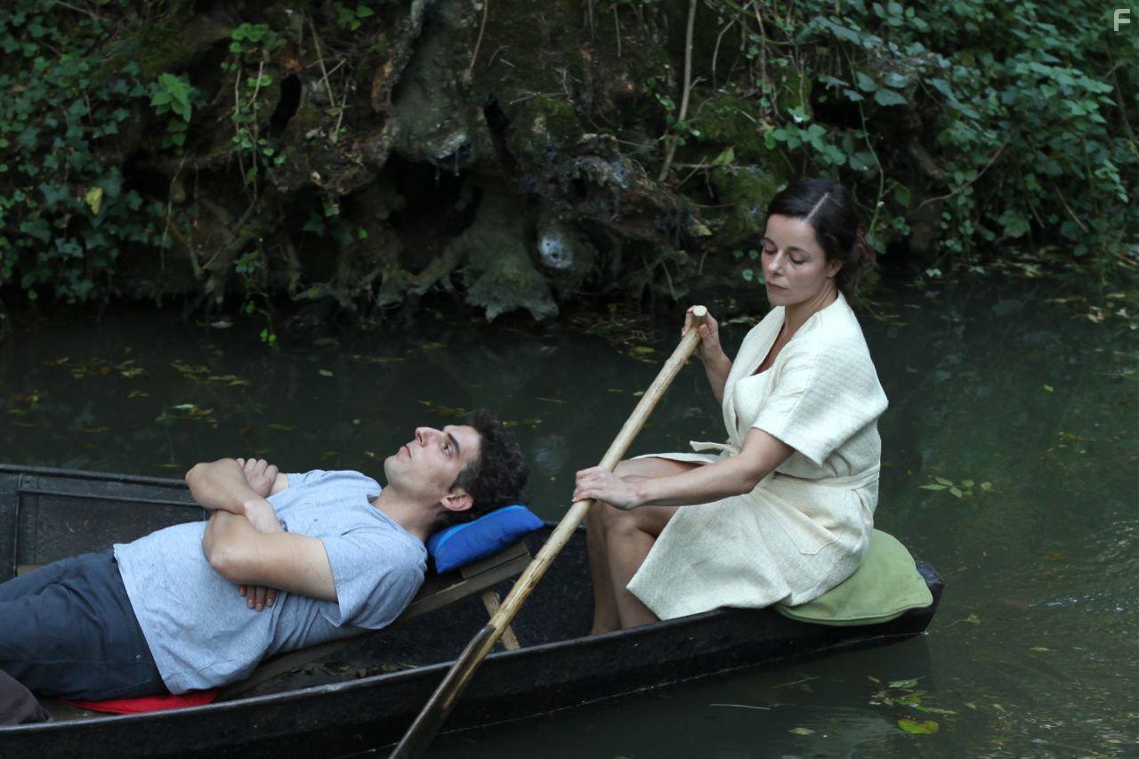 Laure Calamy and Damien Bonnard in Rester vertical (2016)