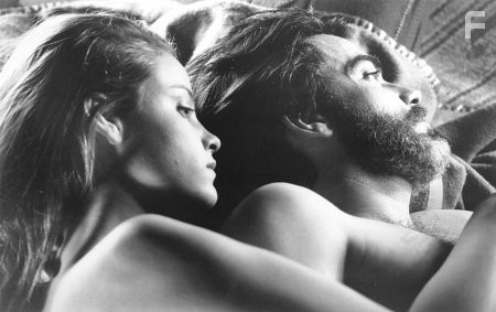 Peter Gallagher and Alison Elliott in Там внутри (1995)