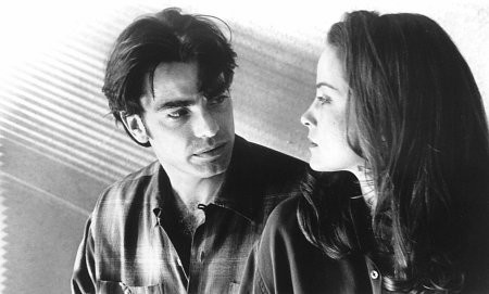Peter Gallagher and Alison Elliott in Там внутри (1995)