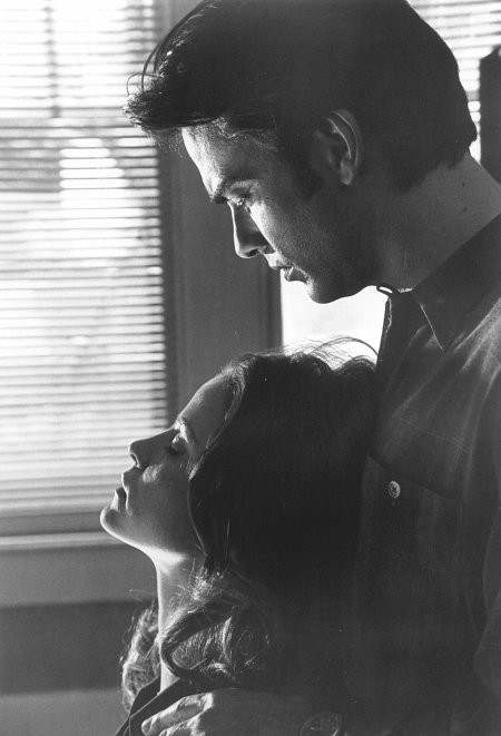 Peter Gallagher and Alison Elliott in Там внутри (1995)