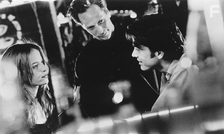 William Fichtner, Peter Gallagher, and Alison Elliott in Там внутри (1995)