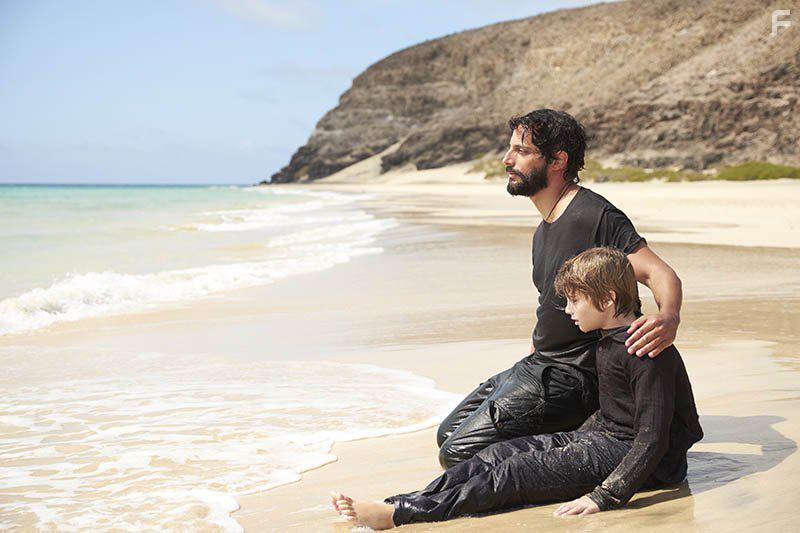 Joaqun Furriel and Joaqun Rapalini in El faro de las orcas (2016)