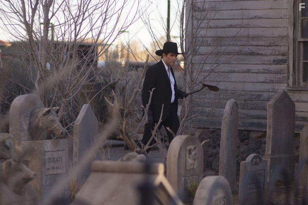 Yul Vazquez in Midnight, Texas (2016)