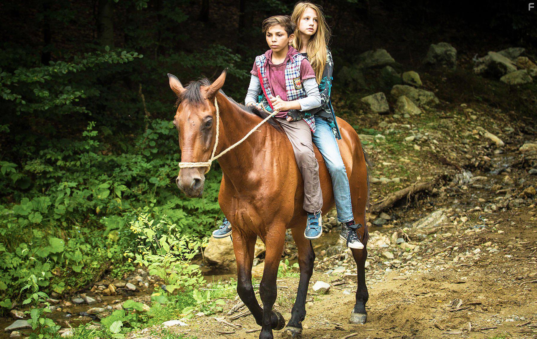 Flora Thiemann and Hagi Lacatus in Nellys Abenteuer (2016)
