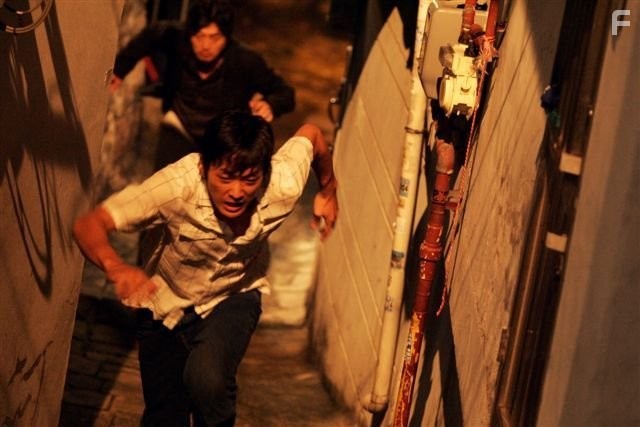 Jung-woo Ha and Yun-seok Kim in Преследователь (2008)