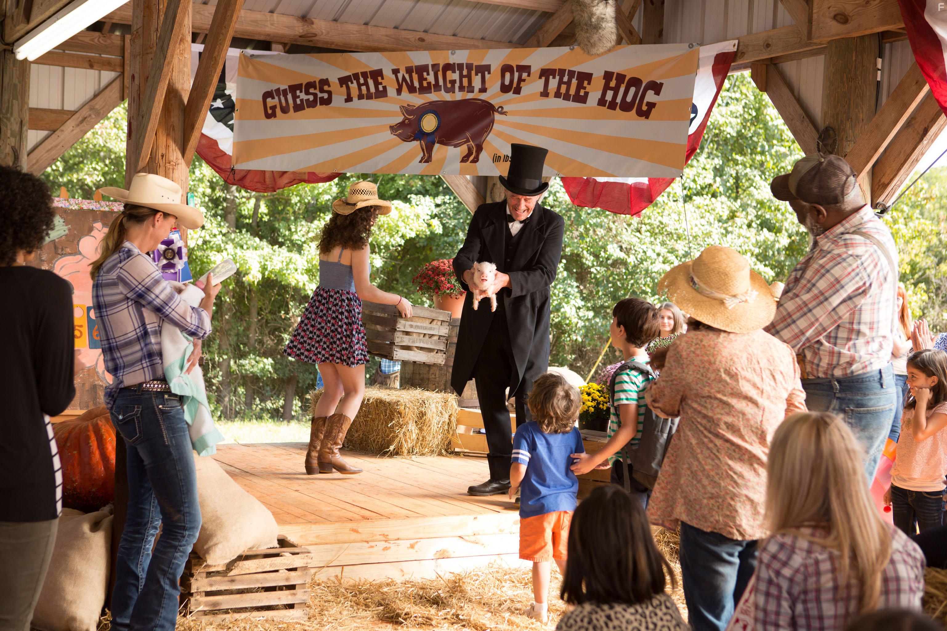Alicia Silverstone, Tom Everett Scott, Charlie Wright, and Jason Drucker in Diary of a Wimpy Kid: The Long Haul (2017)
