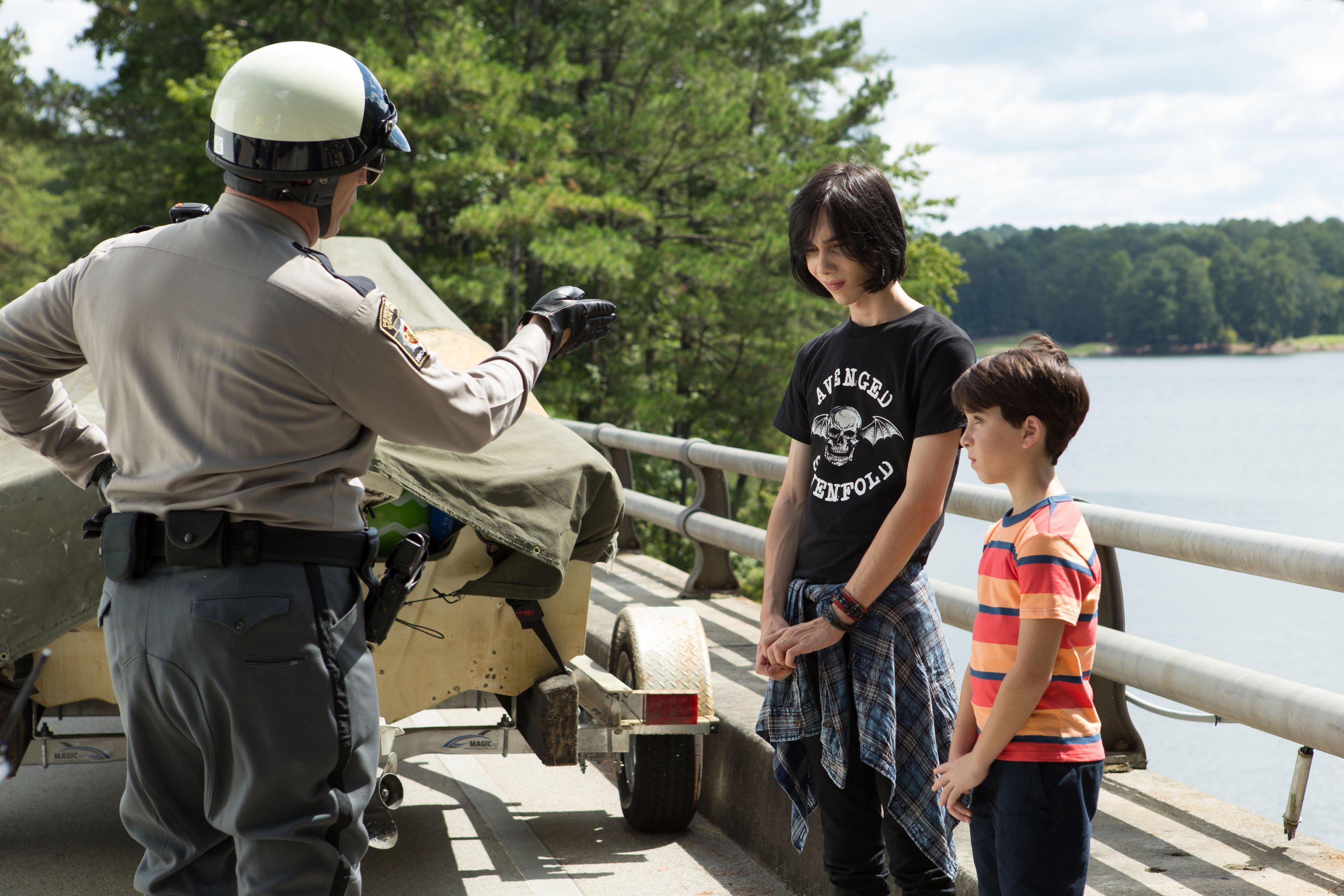 Alicia Silverstone, Tom Everett Scott, Charlie Wright, and Jason Drucker in Diary of a Wimpy Kid: The Long Haul (2017)
