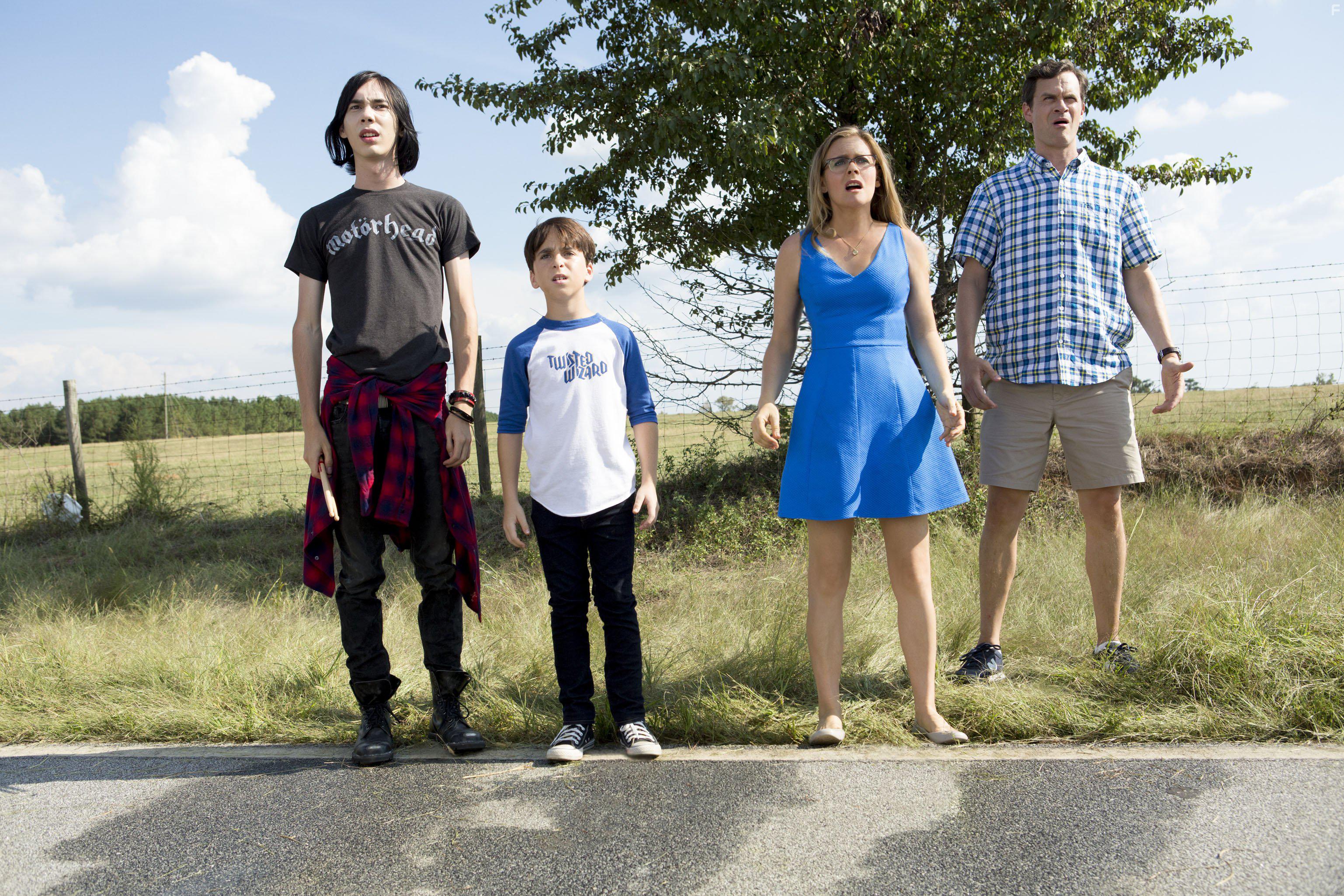 Alicia Silverstone, Tom Everett Scott, Charlie Wright, and Jason Drucker in Diary of a Wimpy Kid: The Long Haul (2017)