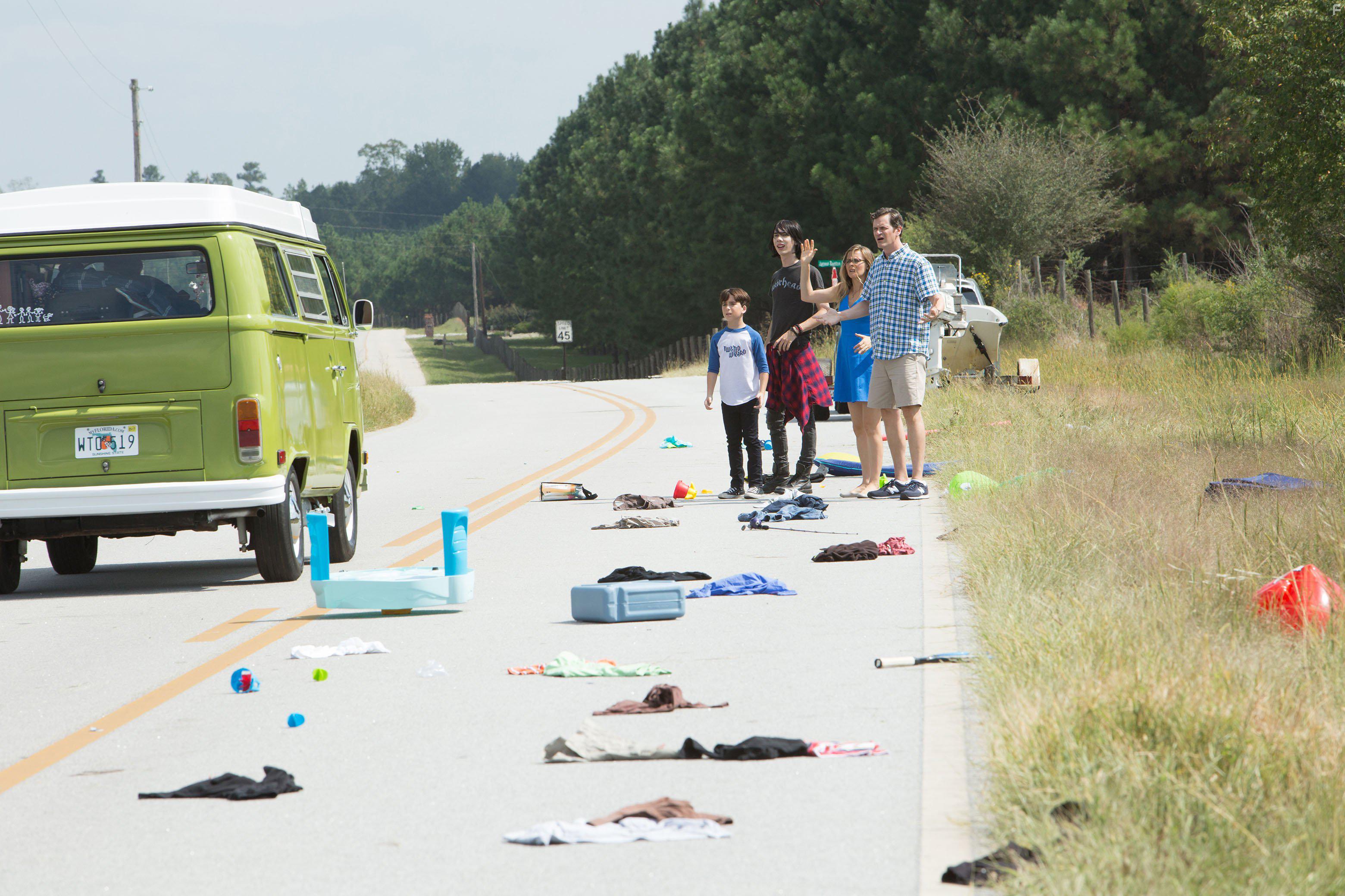 Alicia Silverstone, Tom Everett Scott, Charlie Wright, and Jason Drucker in Diary of a Wimpy Kid: The Long Haul (2017)