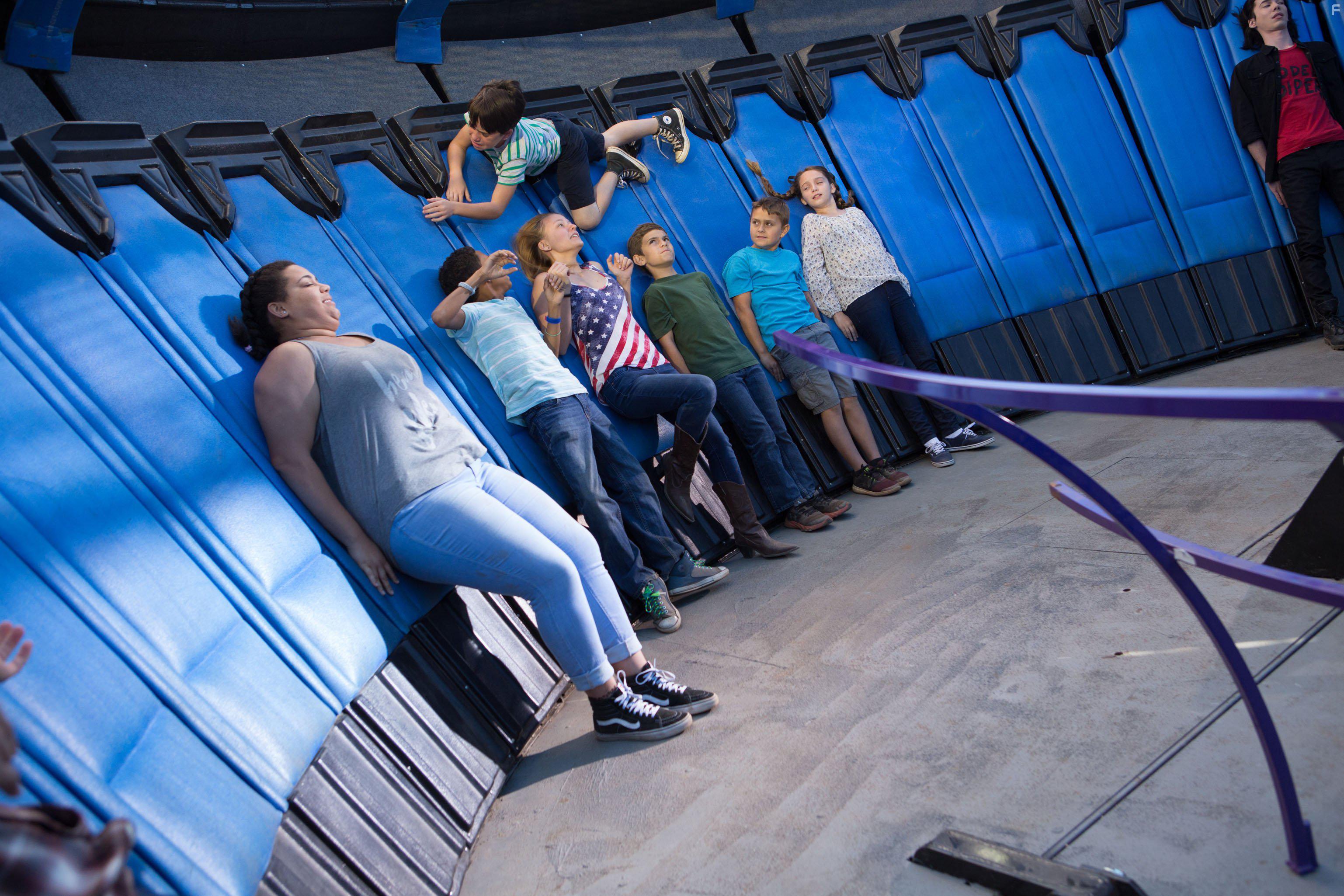 Alicia Silverstone, Tom Everett Scott, Charlie Wright, and Jason Drucker in Diary of a Wimpy Kid: The Long Haul (2017)