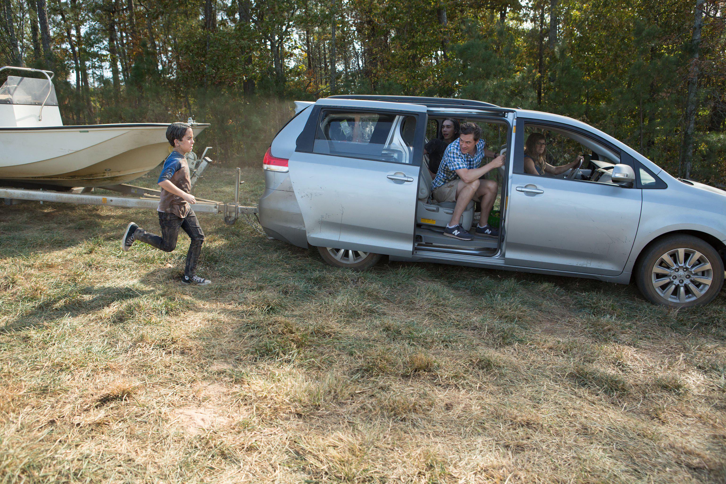 Alicia Silverstone, Tom Everett Scott, Charlie Wright, and Jason Drucker in Diary of a Wimpy Kid: The Long Haul (2017)