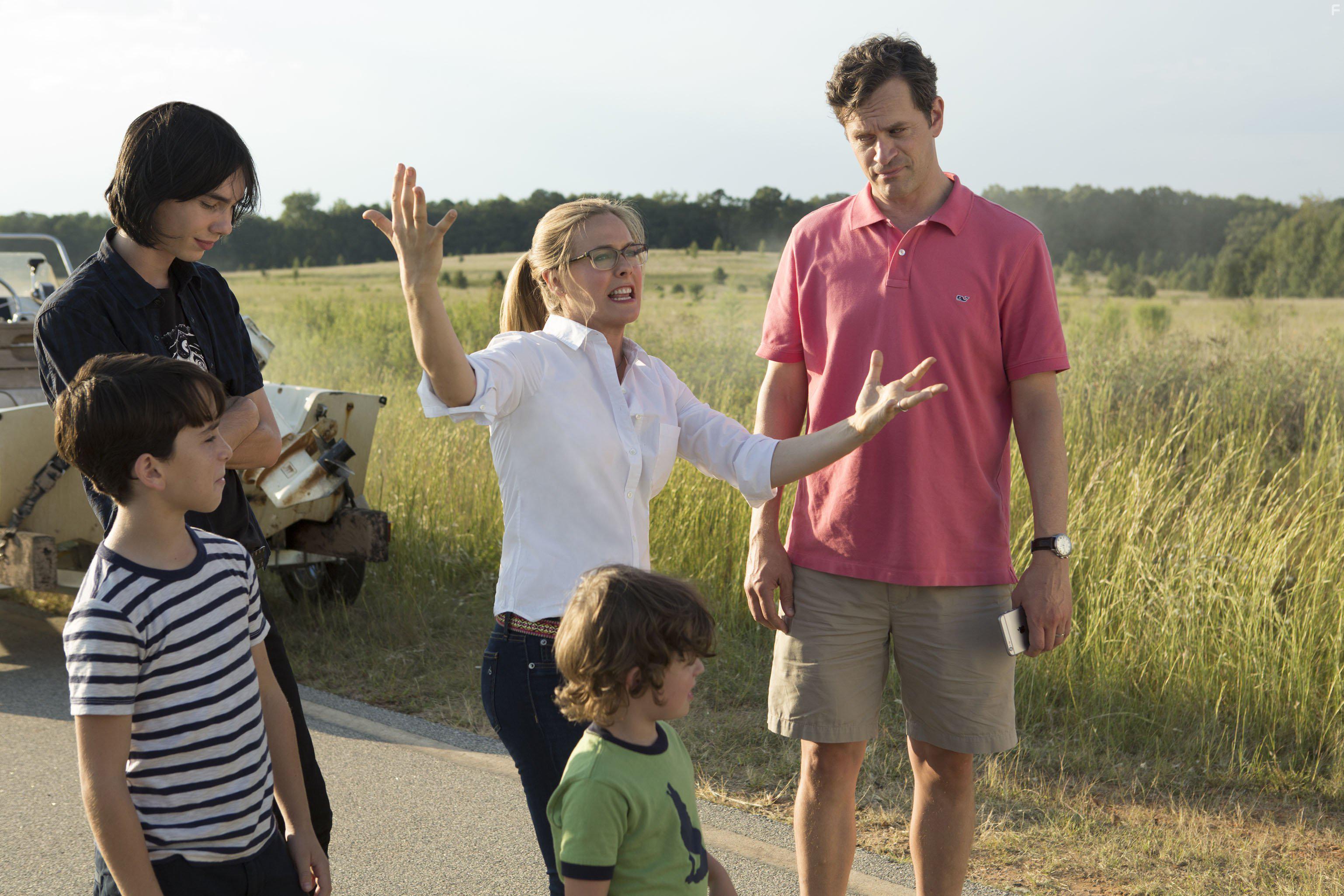 Alicia Silverstone, Tom Everett Scott, Charlie Wright, and Jason Drucker in Diary of a Wimpy Kid: The Long Haul (2017)