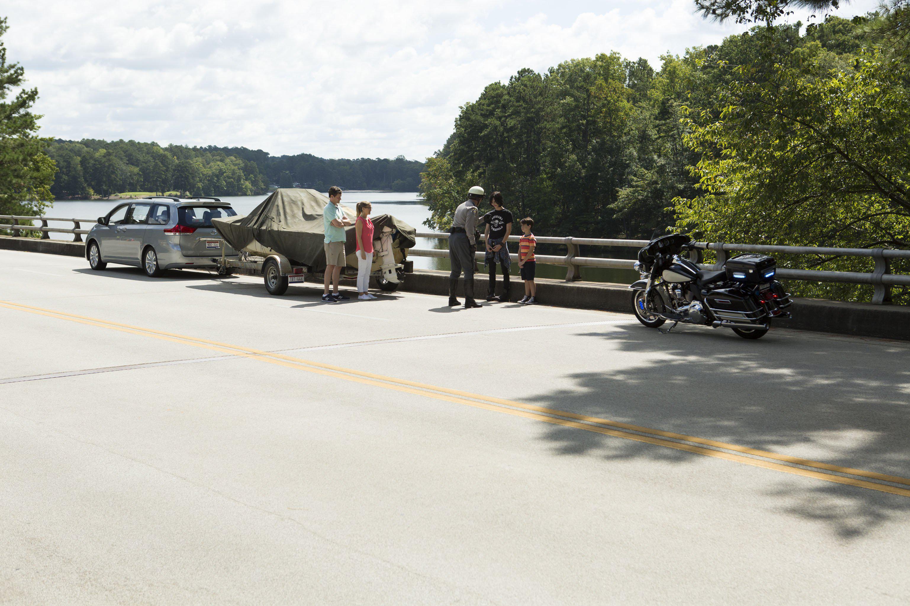Alicia Silverstone, Tom Everett Scott, Charlie Wright, and Jason Drucker in Diary of a Wimpy Kid: The Long Haul (2017)