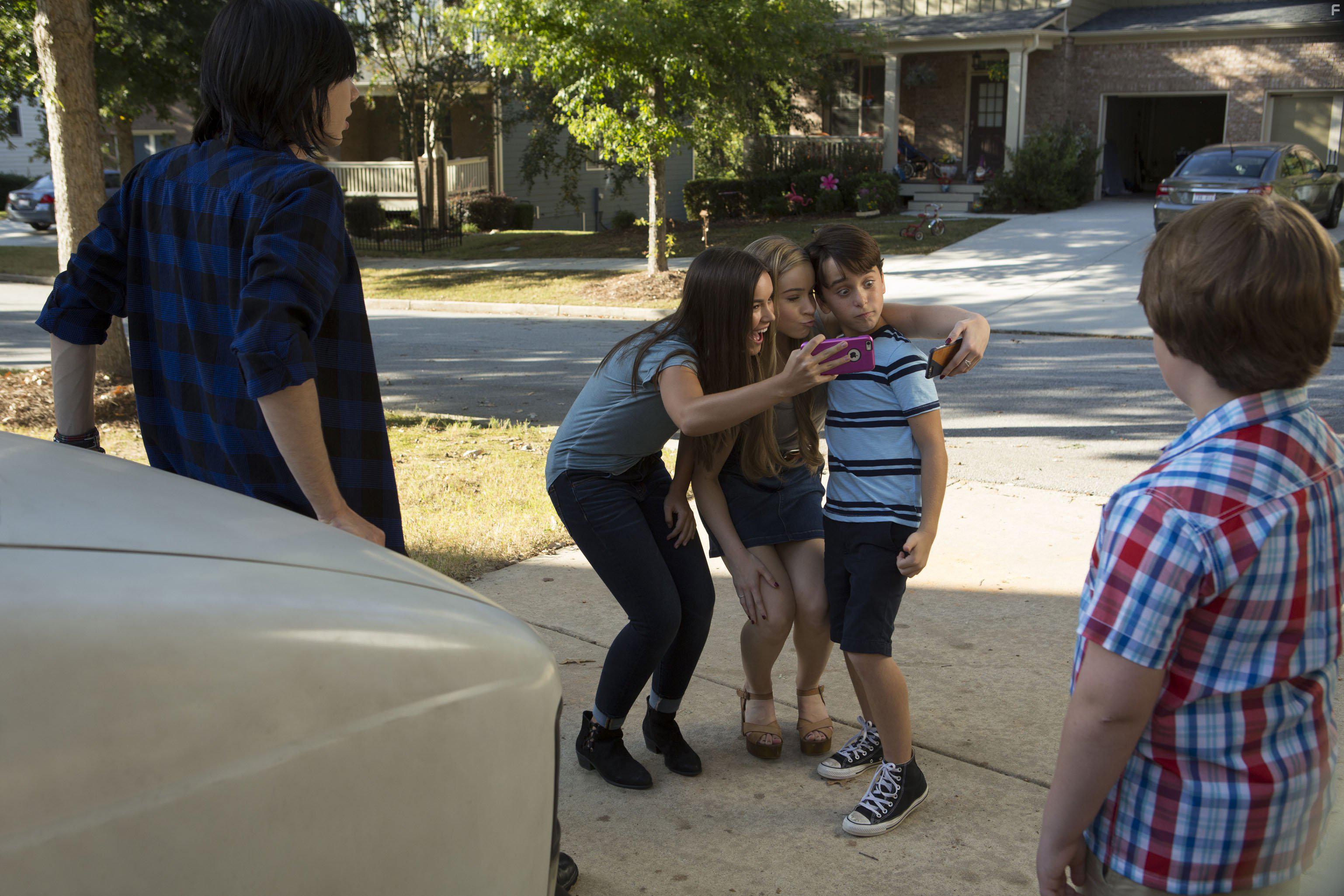 Courtney Lauren Cummings and Jason Drucker in Diary of a Wimpy Kid: The Long Haul (2017)