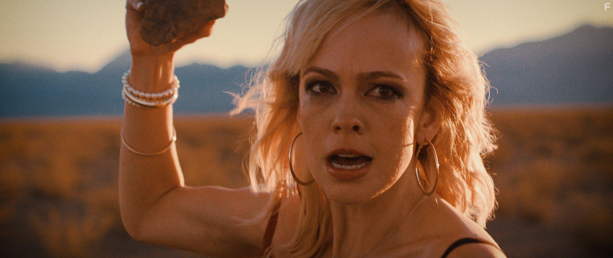 От этого песок становится красным