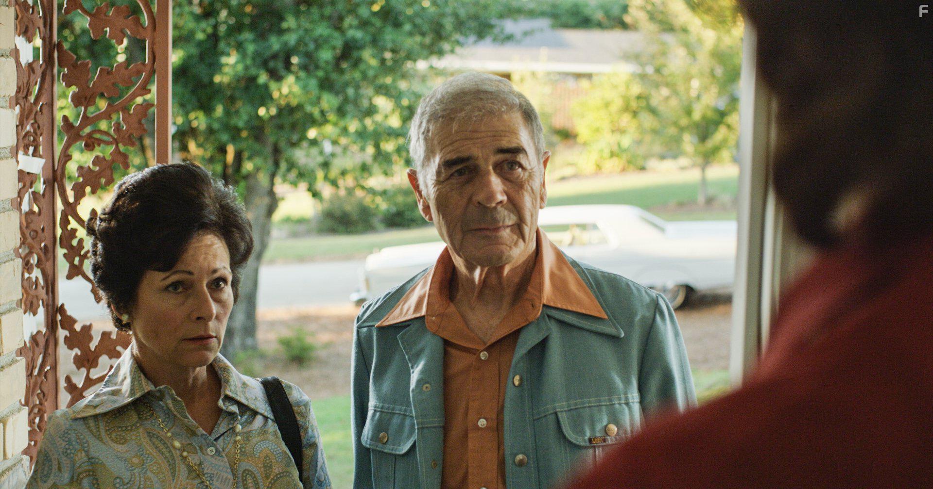 Robert Forster and Cindy Hogan in The Case for Christ (2017)