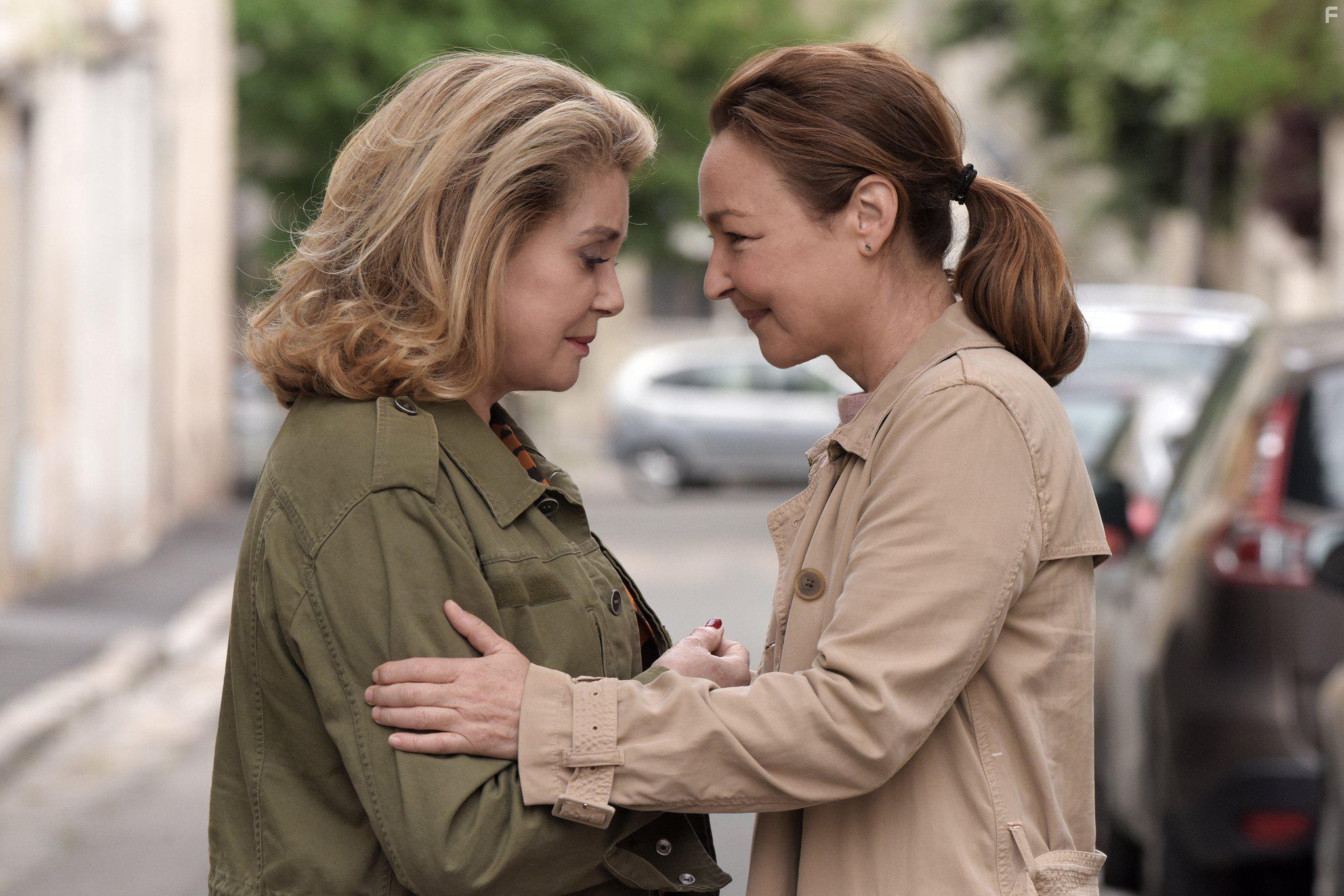 Catherine Deneuve and Catherine Frot in Sage femme (2017)