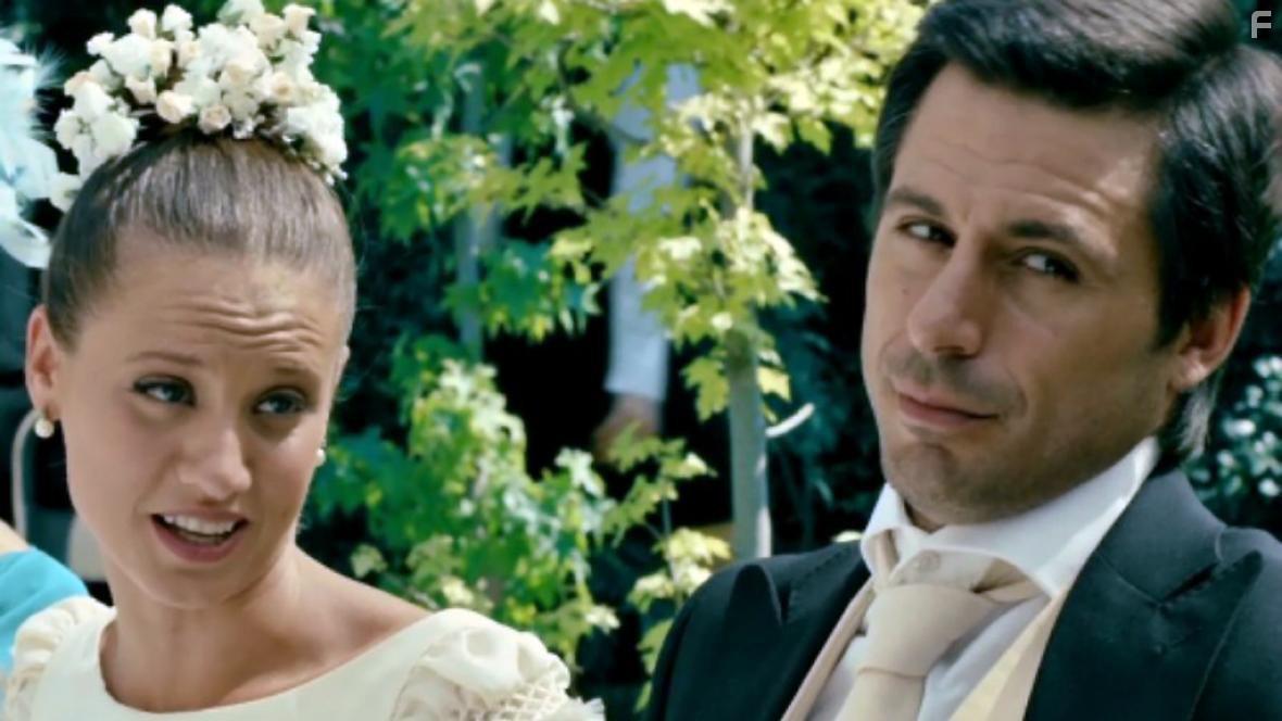 Michelle Jenner and Hugo Silva in Tenemos que hablar (2016)