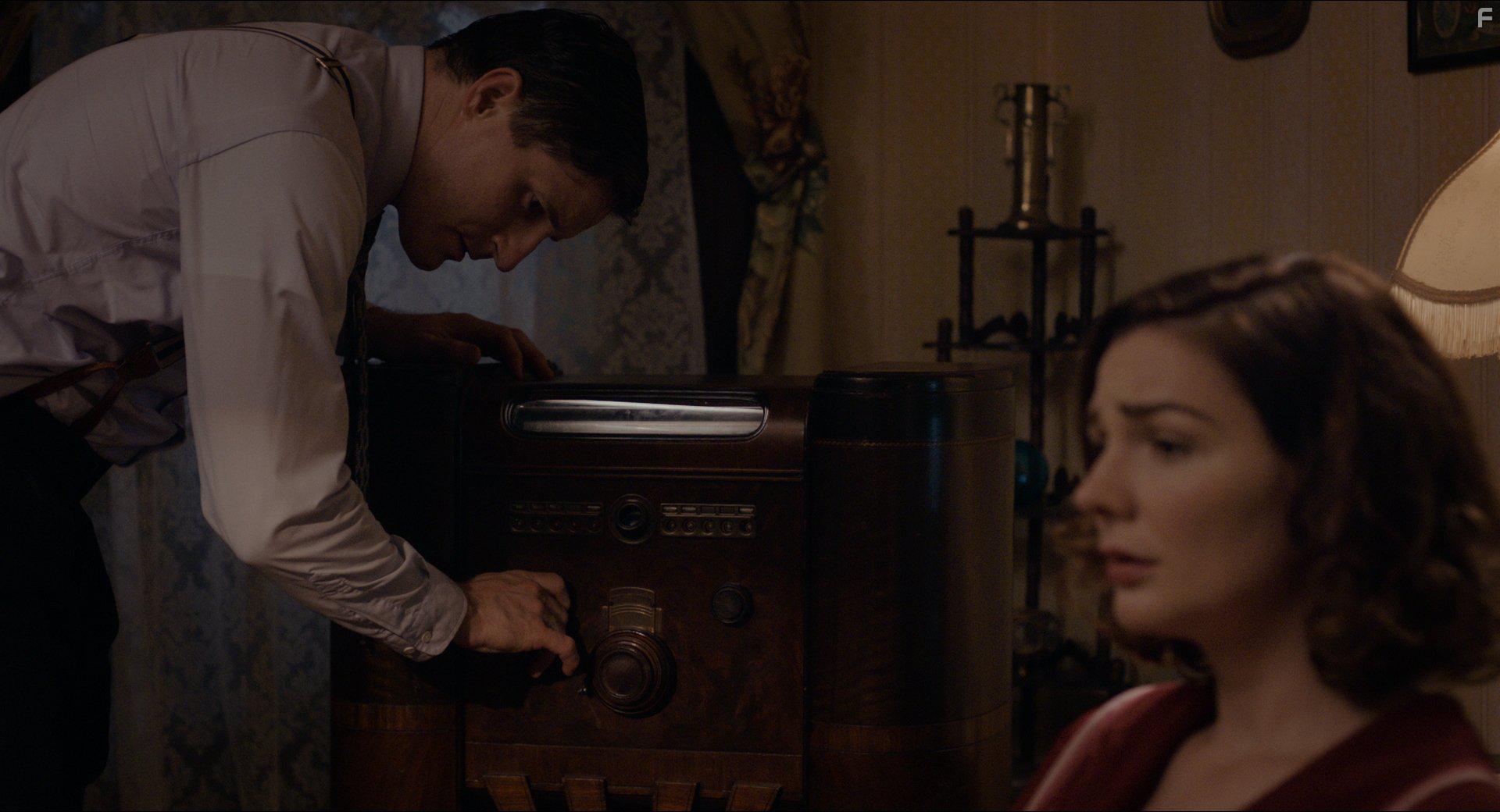 Heather Burns and Sam Jaeger in Brave New Jersey (2016)