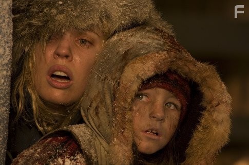 Melissa George and Rachel Maitland-Smith in 30 Дней ночи (2007)