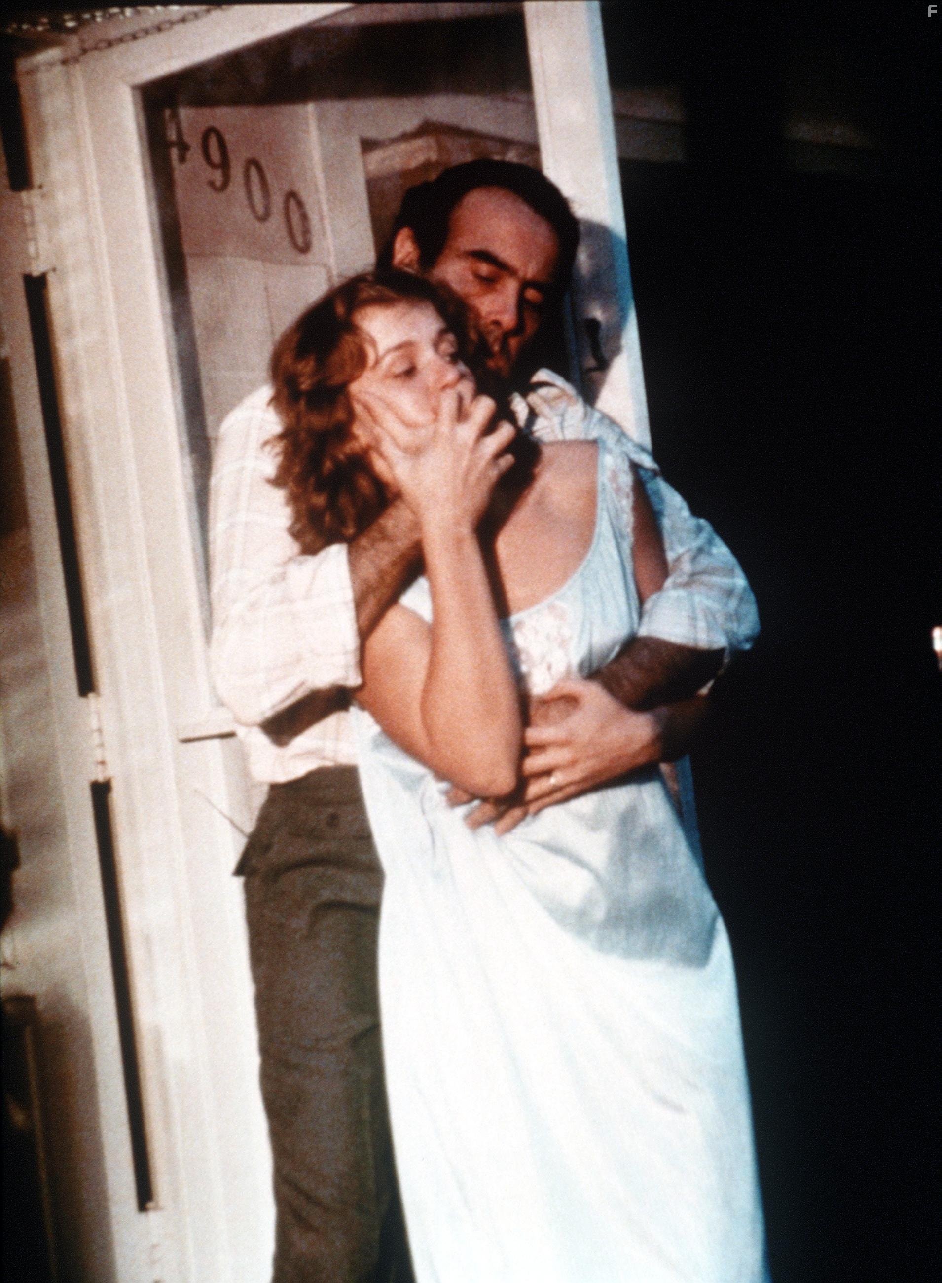 Dan Hedaya and Frances McDormand in Просто кровь (1984)