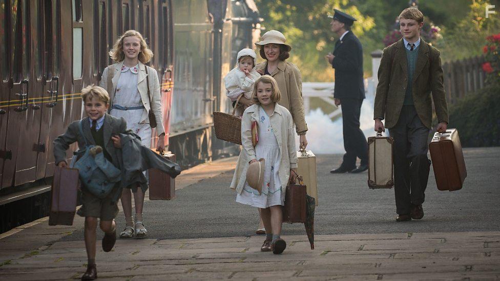 Kelly Macdonald, Orla Hill, Dane Hughes, Teddie-Rose Malleson-Allen, and Bobby McCulloch in Swallows and Amazons (2016)