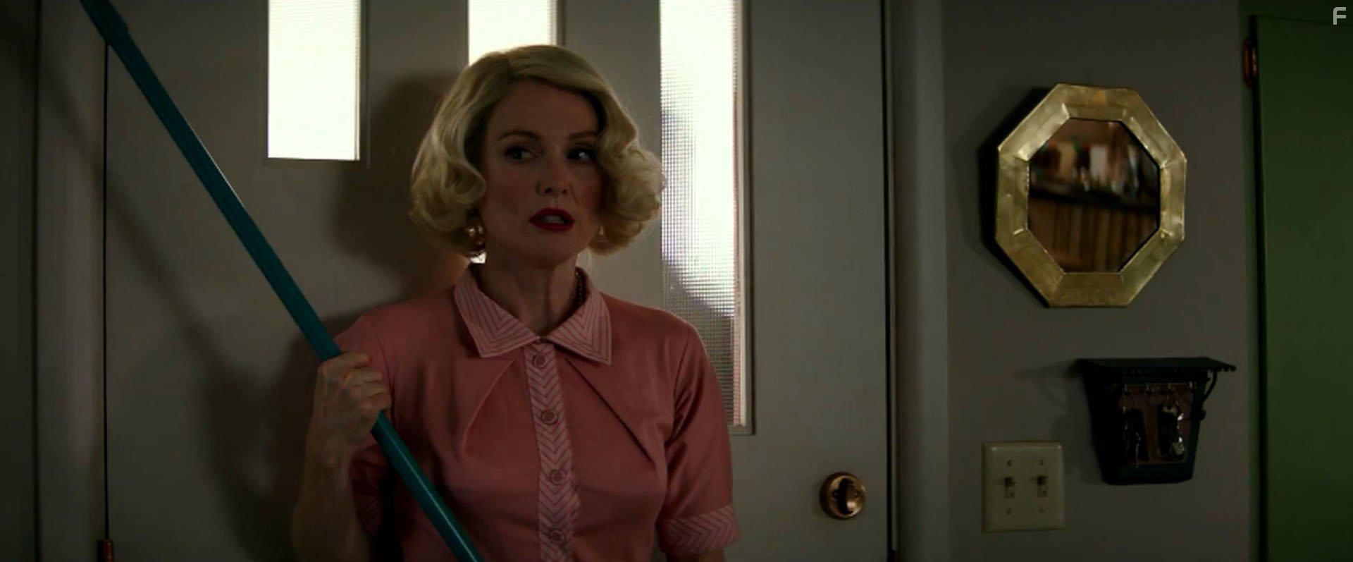 Julianne Moore in Suburbicon (2017)