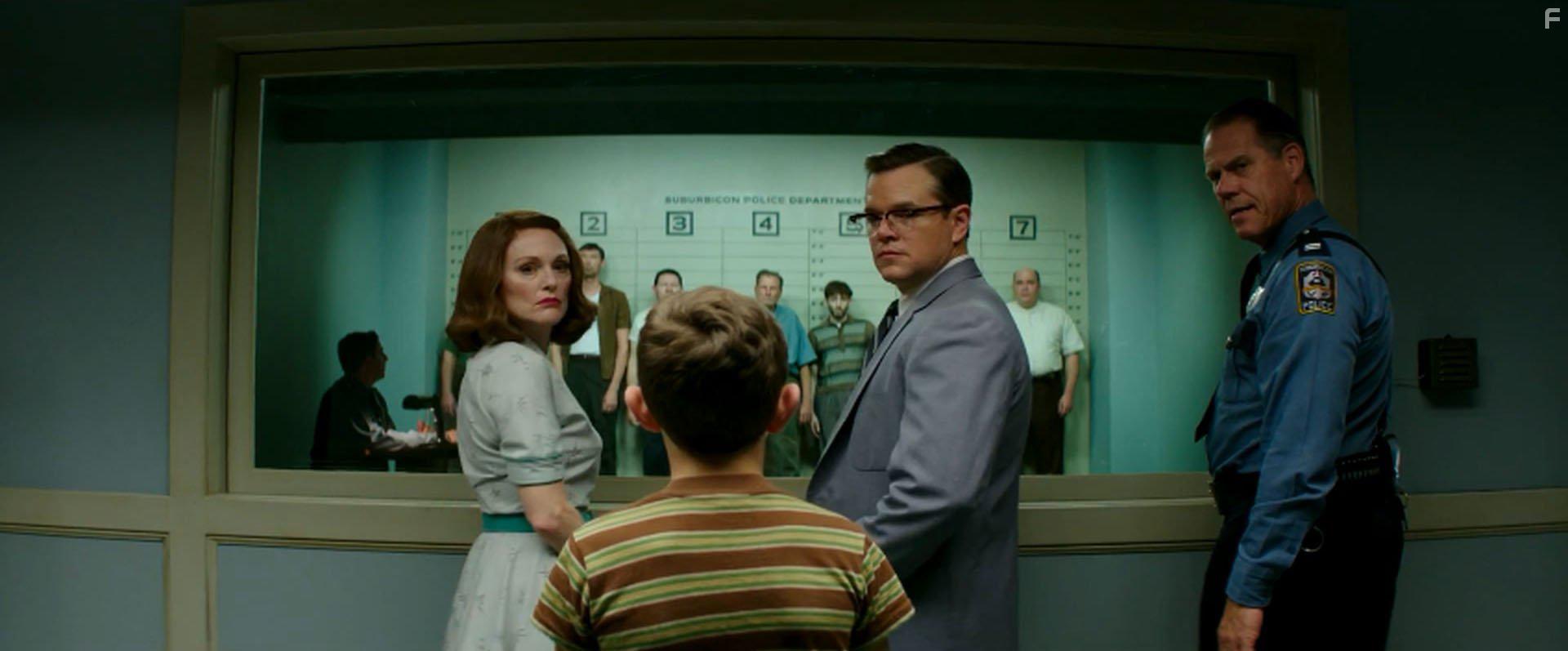 Julianne Moore, Matt Damon, and Noah Jupe in Suburbicon (2017)