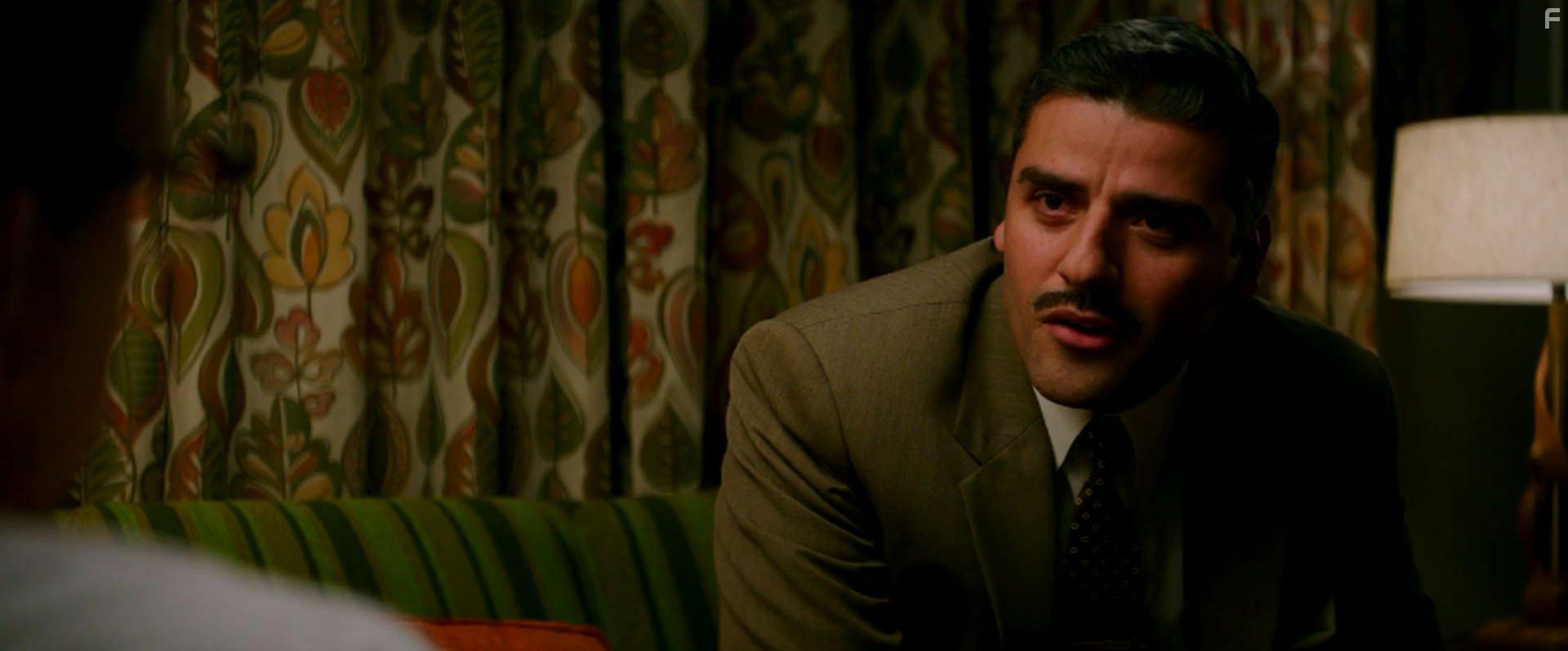 Matt Damon and Oscar Isaac in Suburbicon (2017)