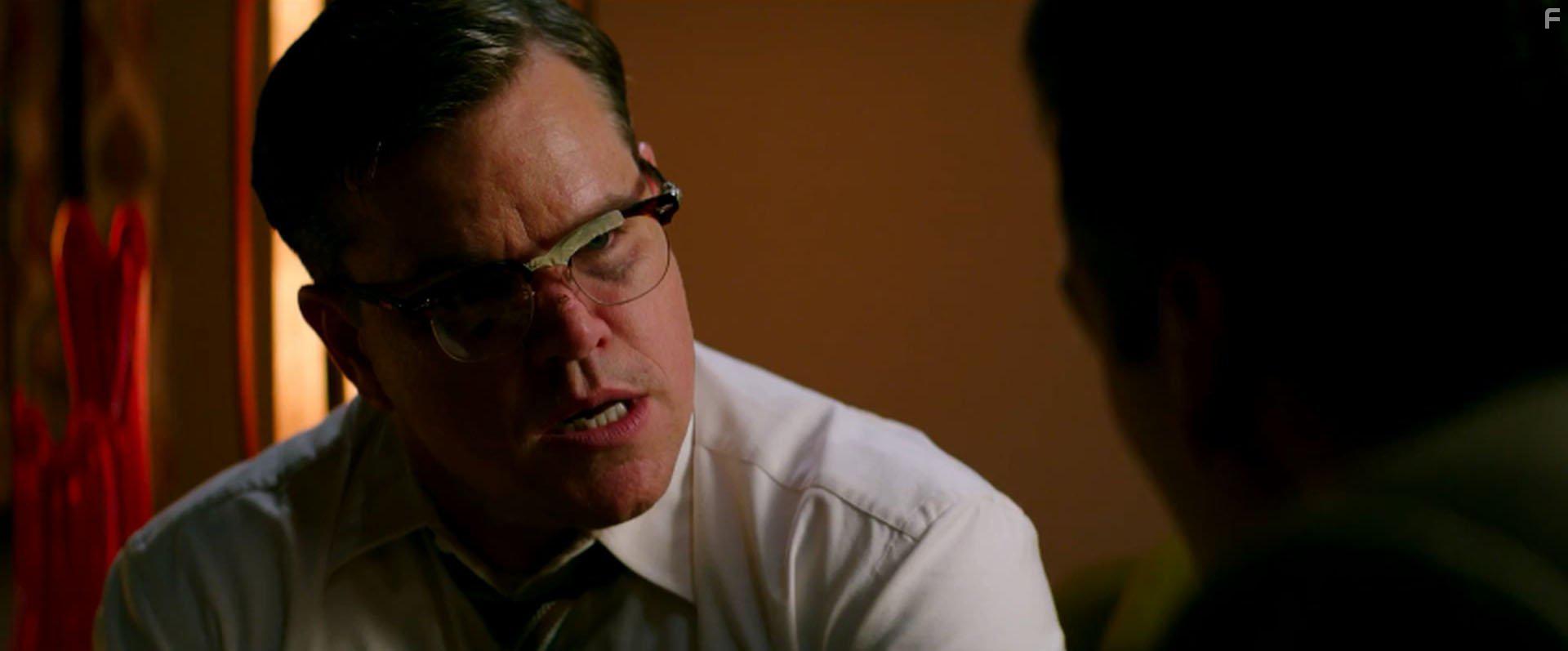 Matt Damon and Oscar Isaac in Suburbicon (2017)