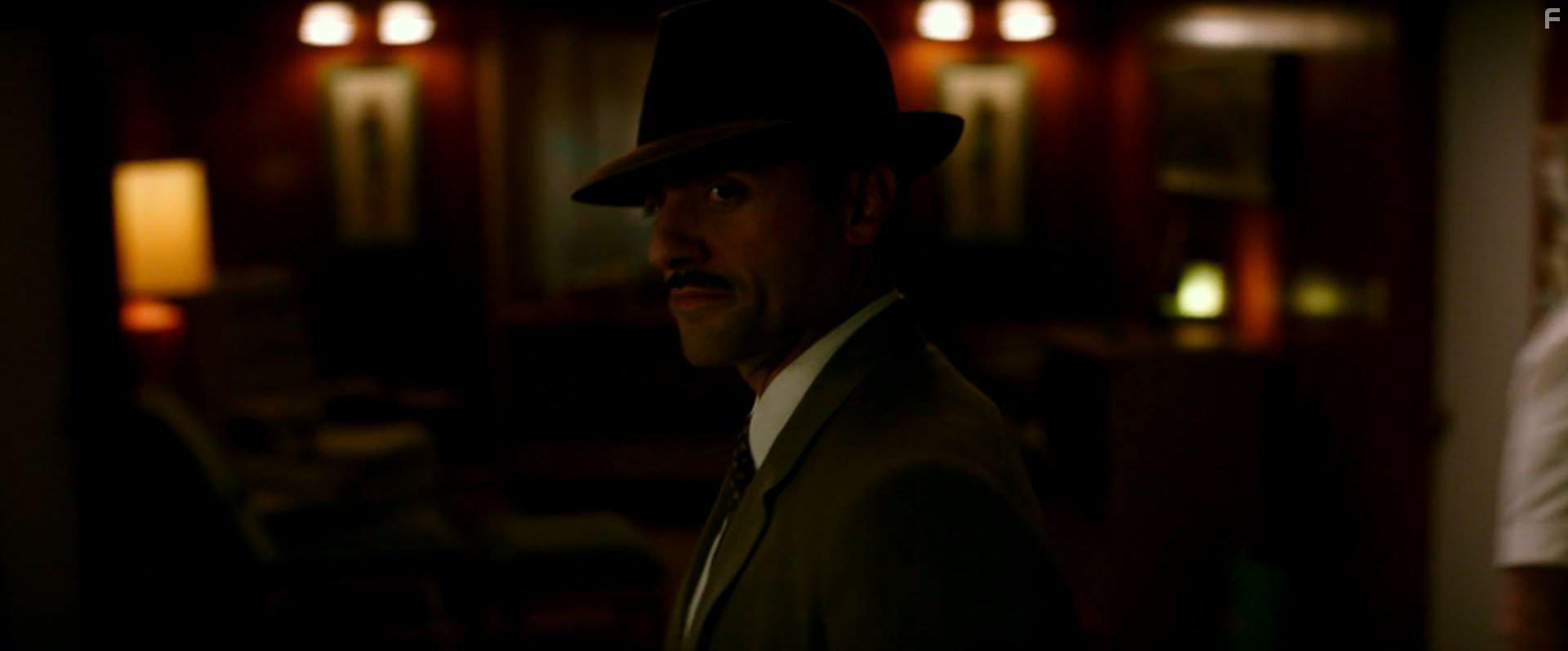 Matt Damon and Oscar Isaac in Suburbicon (2017)