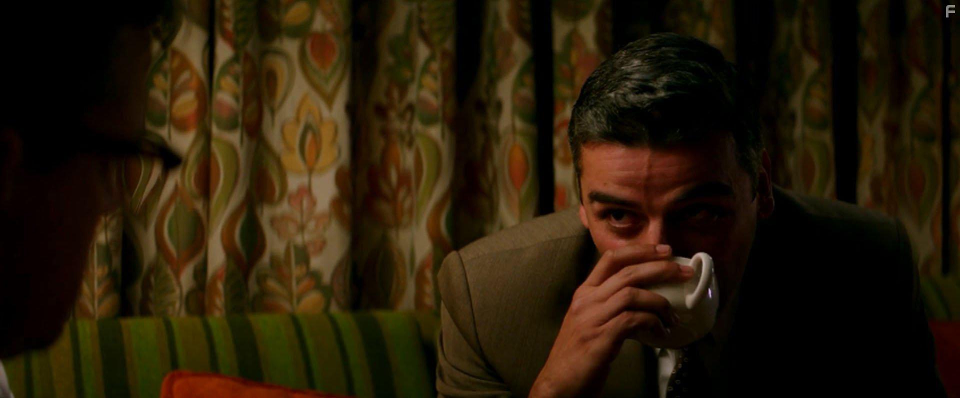 Matt Damon and Oscar Isaac in Suburbicon (2017)