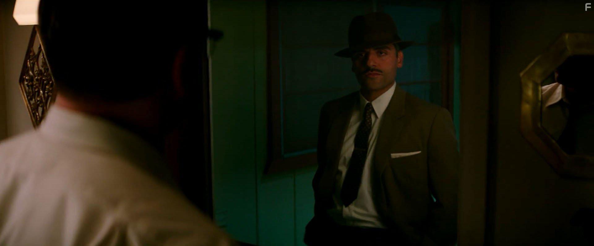 Matt Damon and Oscar Isaac in Suburbicon (2017)