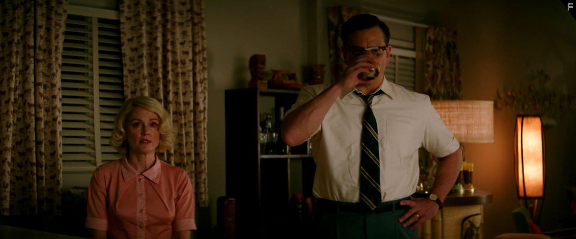 Julianne Moore and Matt Damon in Suburbicon (2017)