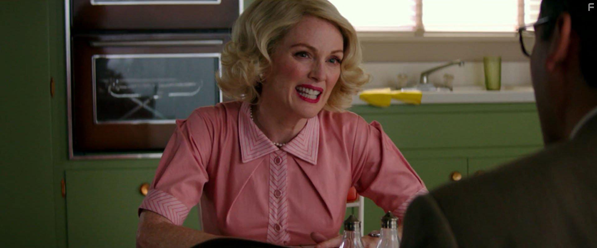 Julianne Moore and Matt Damon in Suburbicon (2017)